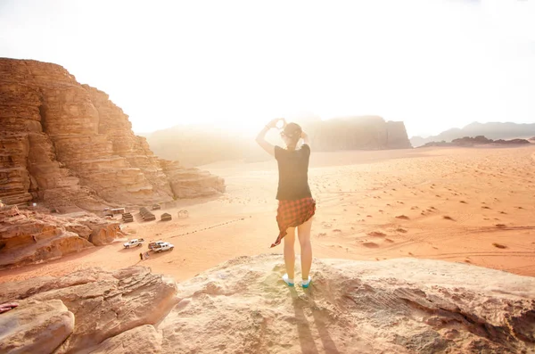 Pessoa Num Topo Montanhas Num Deserto Vista Pôr Sol Natureza — Fotografia de Stock