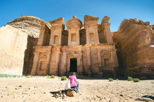 新しい世界の七不思議 ペトラ ヨルダン 岩の中の建物 古い建物の美しい景色 ユネスコ — ストック写真