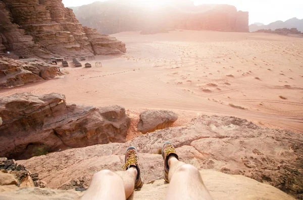 사막의 산꼭대기에 사람입니다 관광객들은 속에서 순간을 즐긴다 요르단 — 스톡 사진