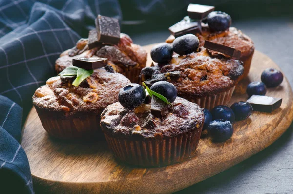 Muffins Frescos Arándanos Con Fresa Chocolate Sobre Una Tabla Madera — Foto de Stock