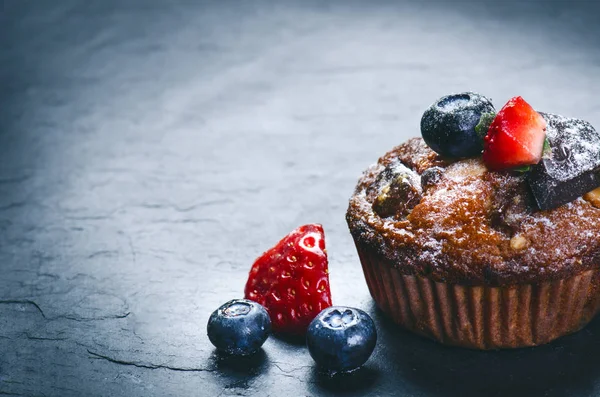 Friske Blåbærmuffins Med Jordbær Chokolade Træplade Stenbaggrund Med Sukker Frugt - Stock-foto