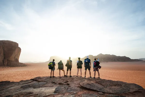사막의 산꼭대기에 관광객 친구들 입니다 관광객들은 속에서 순간을 즐긴다 요르단 스톡 이미지