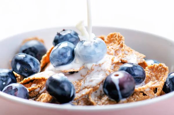 Plná Miska Müsli Bílém Stole Borůvkou Mléčnou Šplouchačkou Zdravé Snídaňové — Stock fotografie