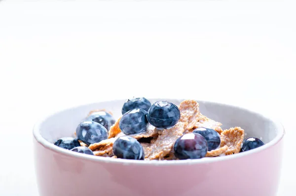 Volle Müslischale Auf Weißem Tisch Mit Blaubeere Und Milchspritzer Gesundes — Stockfoto