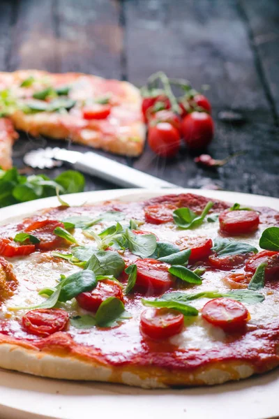 Comida Italiana Cocina Pizza Margherita Sobre Una Mesa Negra Madera Fotos De Stock Sin Royalties Gratis