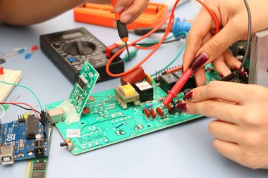 Meksika, Mexico city, 5th Ağustos 2017, iki teknisyen bir güç bloğundan bir baskılı devre kartı sabitleme