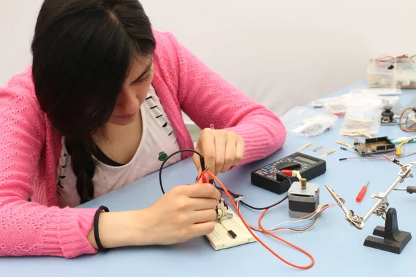 Estudante Tecnologia Aprendendo Conectar Protótipo Placa Circuito Impresso — Fotografia de Stock