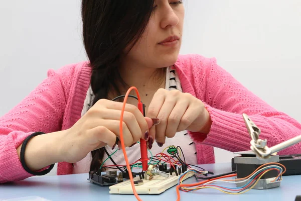 Technikstudent lernt Prototyp elektronischer Schaltkreise für die Robotik — Stockfoto