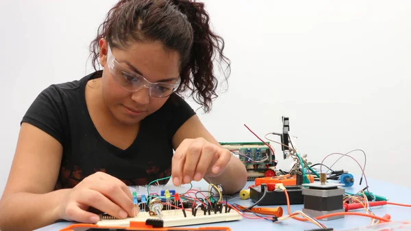 Estudante de eletricista jovem latino — Fotografia de Stock