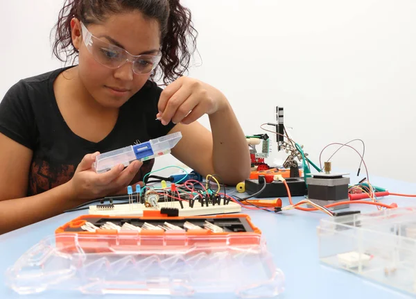 Jovem Mulher Está Examinando Pedaços Eletricidade — Fotografia de Stock