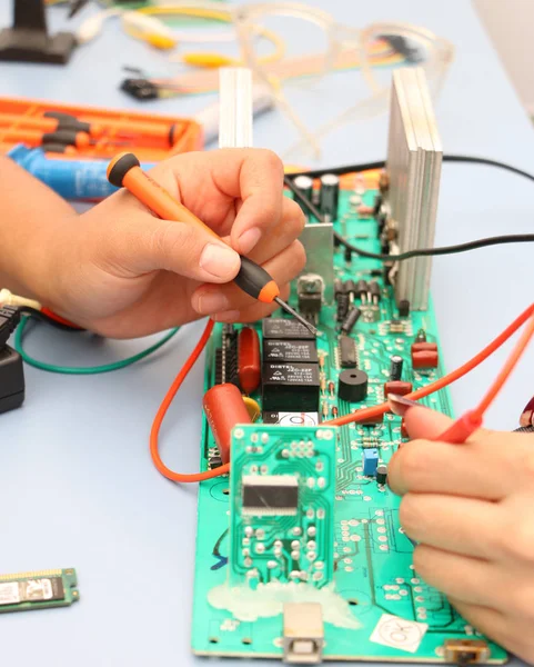 Meksika, Mexico city, 5th Ağustos 2017, iki teknisyen bir güç bloğundan bir baskılı devre kartı sabitleme