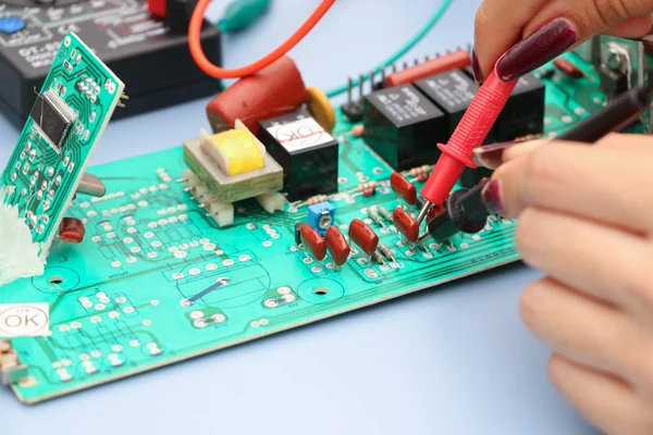 Meksika, Mexico city, 5th Ağustos 2017, iki teknisyen bir güç bloğundan bir baskılı devre kartı sabitleme