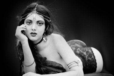 Muhteşem genç Çingene Kadın yoğun gözlü