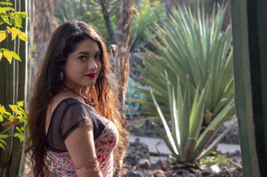 Sevimli ve çekici uzun Bayan Botanik Bahçesi, Meksika poz