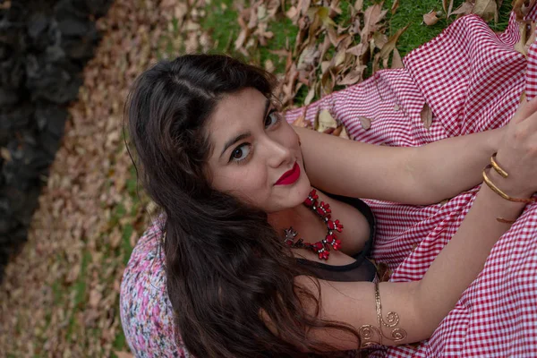 Verspielte Junge Dame Genießt Den Garten Schönes Rosafarbenes Frühlingskleid — Stockfoto
