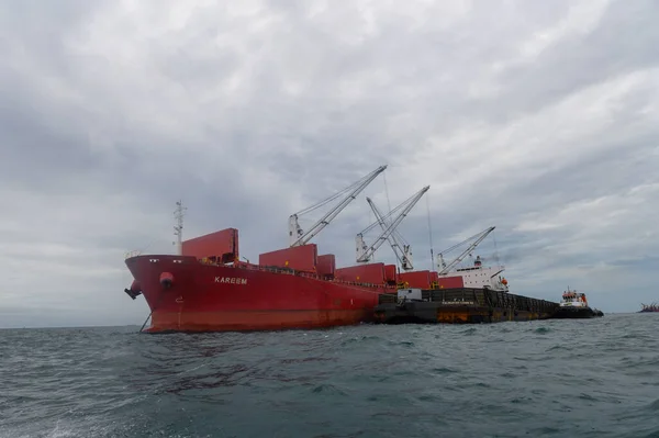 Kapal Batubara Memuat Dari Tongkang Laut — Stok Foto