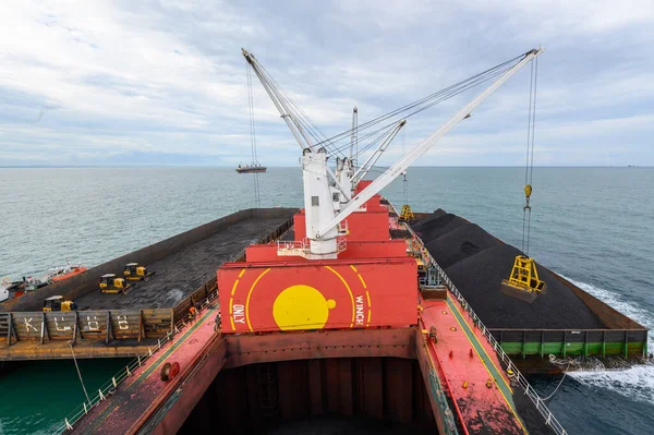 Carvão Partir Barcaças Carga Para Navio Granel Que Utiliza Guindastes Fotografia De Stock