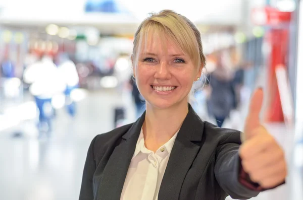 Leende motiverade kvinna ger tummen upp — Stockfoto