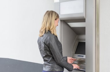 Atm'den para çeken genç kadın