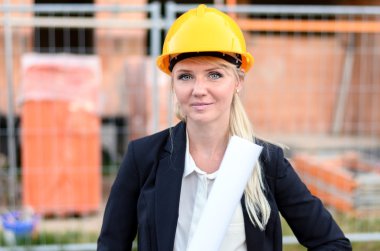 Bir inşaat alanı üzerinde genç kadın mimar