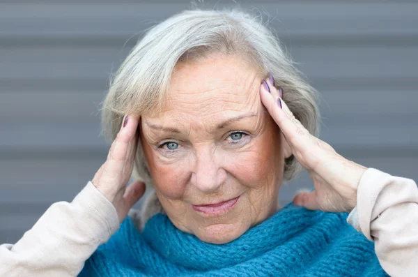 Atractiva elegante anciana de ojos azules mujer — Foto de Stock