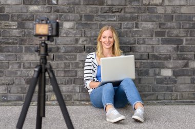 Dizüstü bilgisayar kayıt video ile Sevimli sarışın kadın blogger