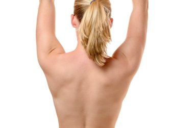 Yükseltilmiş silah arkasında uygun bir genç kadın