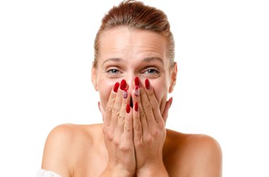 Eğlenerek genç kadın onun kahkaha bastırmak için çalışıyor