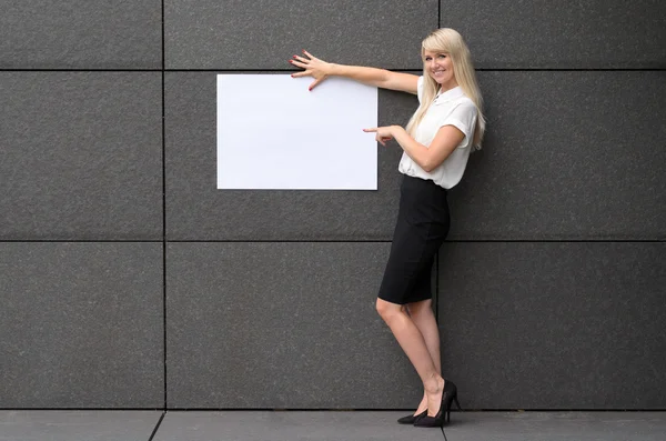 Vänliga affärskvinna Visa ett tomt tecken — Stockfoto