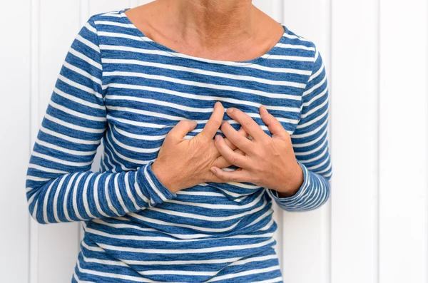 Woman suffering severe chest pains — Stockfoto