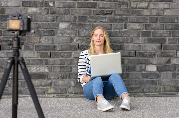 Bonito blogueiro loiro feminino com laptop gravação de vídeo — Fotografia de Stock