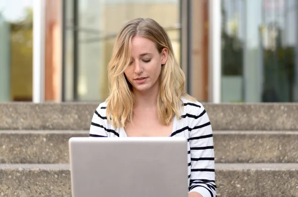 귀여운 여자 에 줄무늬 셔츠 입력 에 컴퓨터 — 스톡 사진