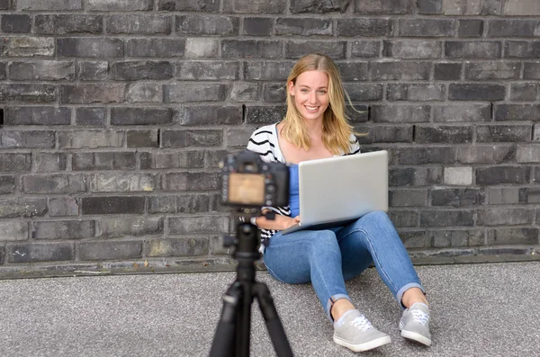 Bonito blogueiro loiro feminino com laptop gravação de vídeo — Fotografia de Stock