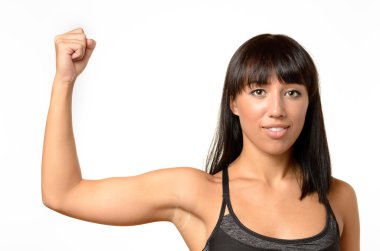 Onun pazı göstermek için genç kadın kolu esneme