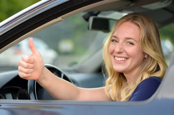 Όμορφη νεαρή γυναίκα οδηγός δίνοντας τους αντίχειρες — Φωτογραφία Αρχείου