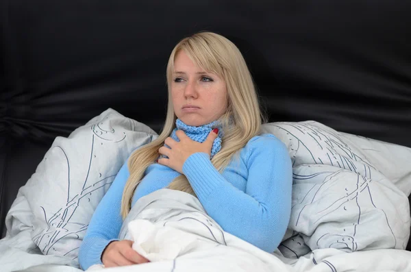 Женщина, страдающая от простуды и гриппа — стоковое фото