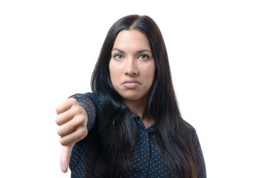 Bir başparmak aşağı asi negatif bir kadın