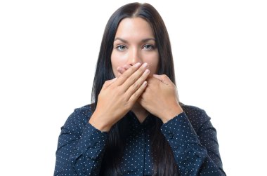 genç kadının ağzını elleri ile kaplama