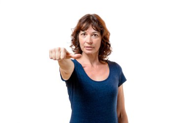 Orta yaşlı kadın oy kullanmaktan kaçınıyor