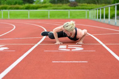 Atletik kadın, parkur kalça kasları Isınma