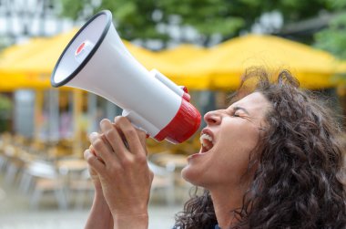 Yüksek sesle hailer kullanan kızgın genç kadın
