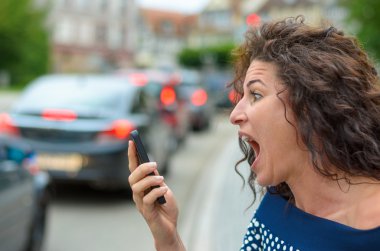 Dehşete bir ifade ile donakalmış genç kadın