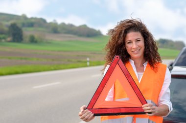 Trafik uyarı tabelası tutan genç güzel kadın