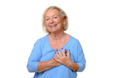 Yaşlı kadın kalbine ellerini tutarak