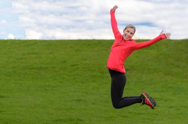 Sevinç için atlama uygun sağlıklı kadın