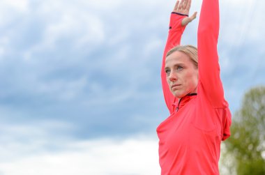 Uygun genç kadının germe egzersizleri yapması