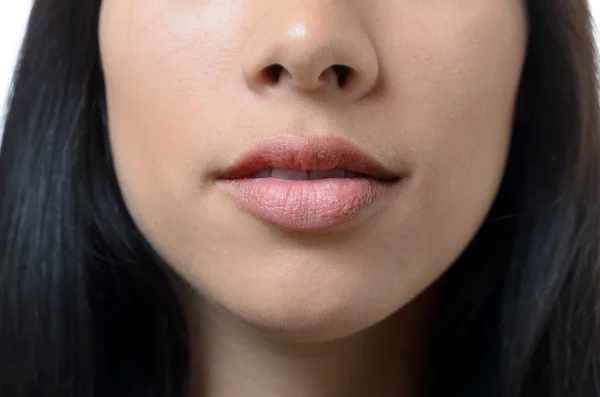 Природные губы и рот молодой женщины — стоковое фото