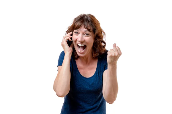 Возбужденная женщина кричит на мобильный телефон — стоковое фото