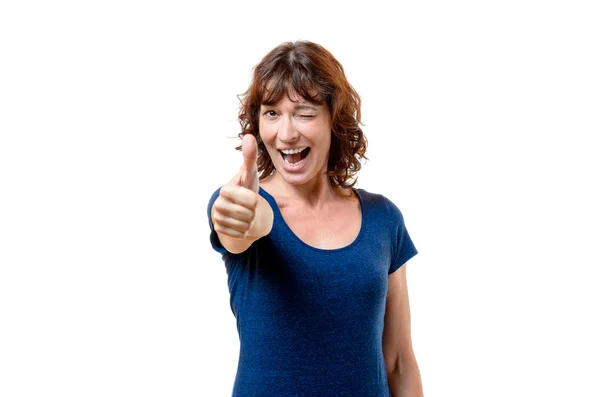 Щаслива жінка підморгує і дає великі пальці вгору — стокове фото
