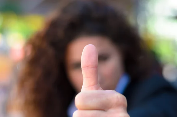 Joven mujer dando un gesto hacia arriba pulgares —  Fotos de Stock